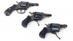 Sběratelská kolekce starožitných bull dog revolverů.320CF