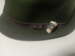 Luxusní klobouk s odznakem paroží 