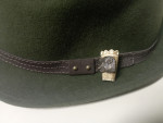 Luxusní klobouk s odznakem paroží