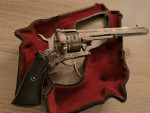 Revolver v pouzdře