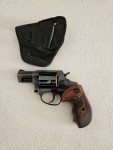 Nenošený revolver Taurus 85S s pouzdrem