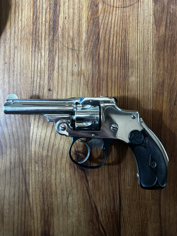 Revolver Smith & Wesson - 1. model Safety Hammerless Cal. 32