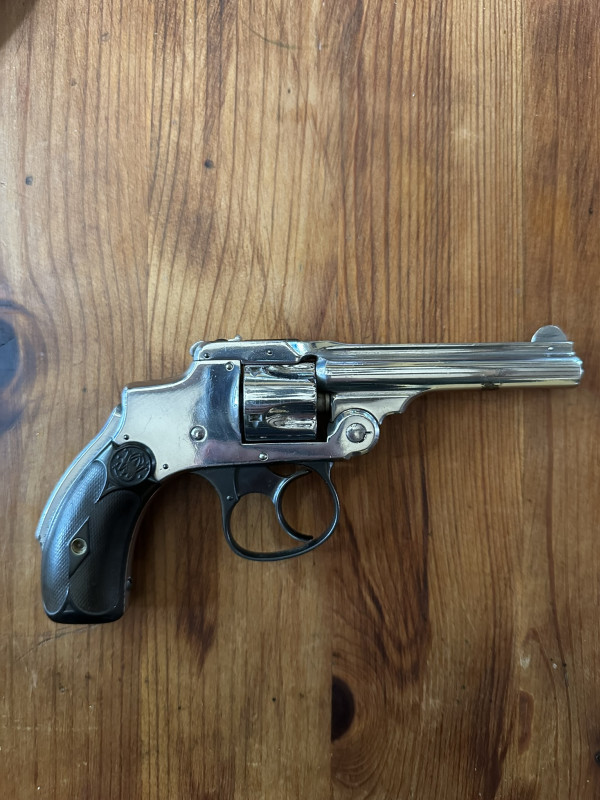Revolver Smith & Wesson - 1. model Safety Hammerless Cal. 32