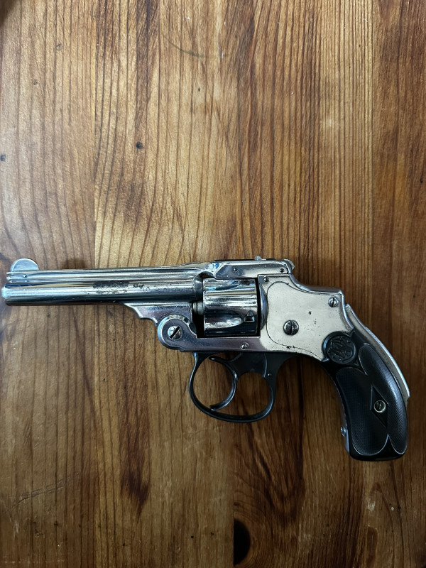 Revolver Smith & Wesson - 1. model Safety Hammerless Cal. 32