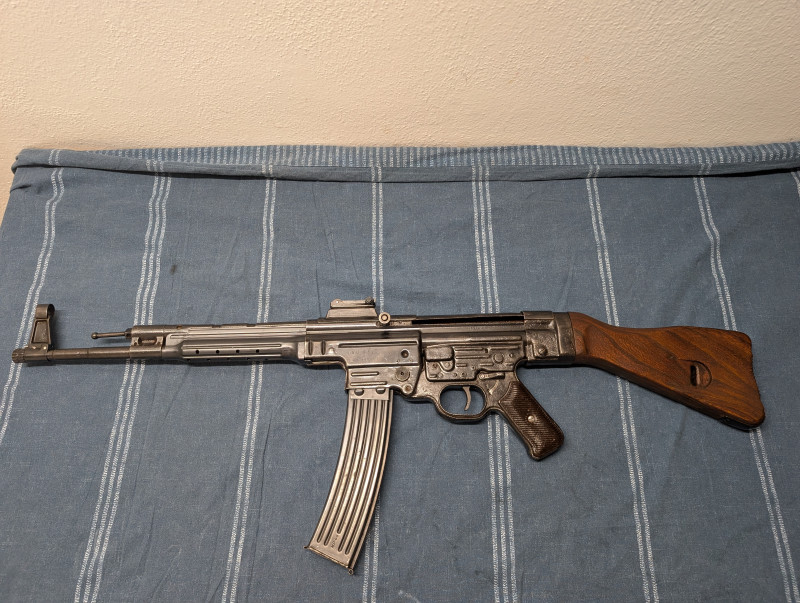 STG, MP44