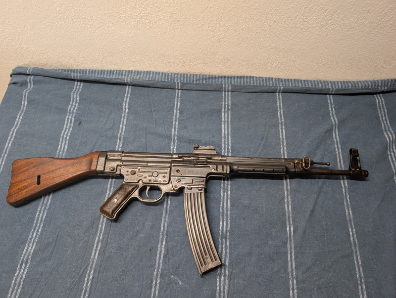 STG, MP44