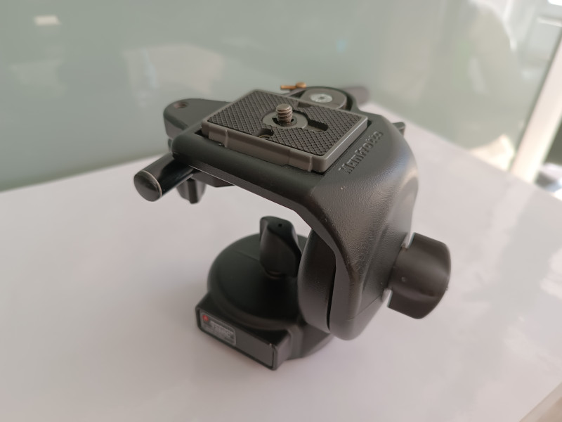 Stativové hlavy Manfrotto 128RC a 804RC2