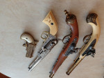 Prodej sběratelská kolekce historických replik pistolí a dík