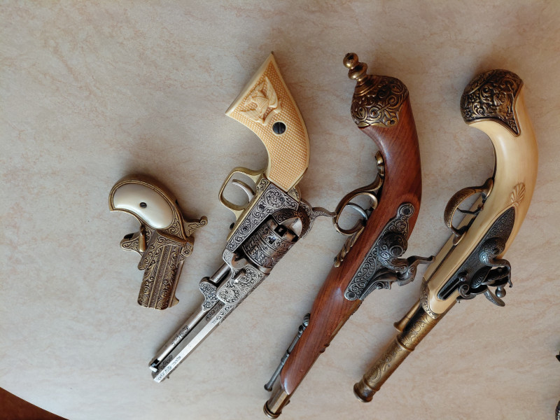 Prodej sběratelská kolekce historických replik pistolí a dík