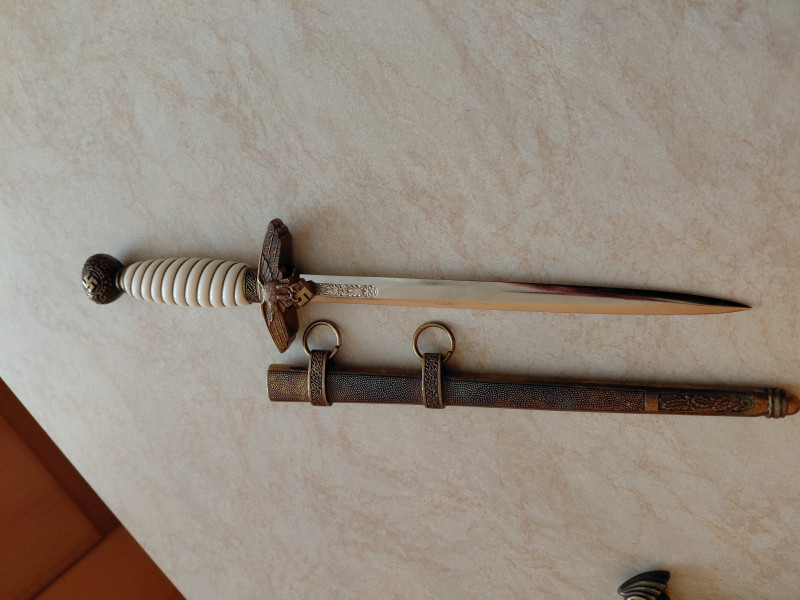 Prodej sběratelská kolekce historických replik pistolí a dík