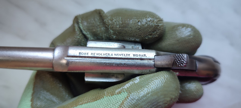 Revolver Rome a Novelty Works cal. 32RF s továrním rytím.
