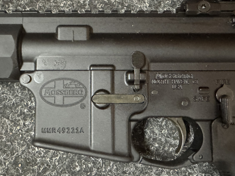 Mossberg AR-15 puška samonabíjecí s tlumičem hluku