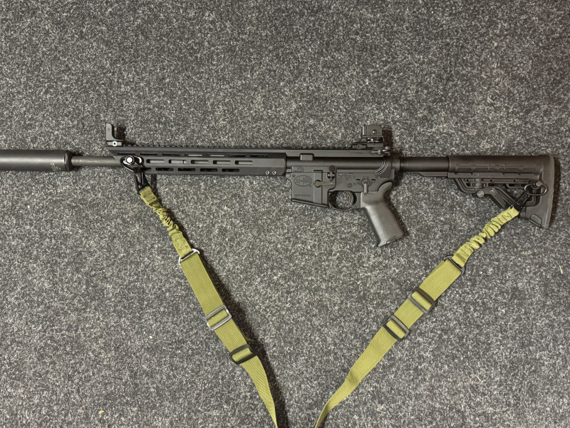Mossberg AR-15 puška samonabíjecí s tlumičem hluku