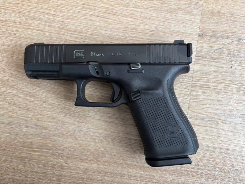 Glock 19 Gen5 FS + příslušenství