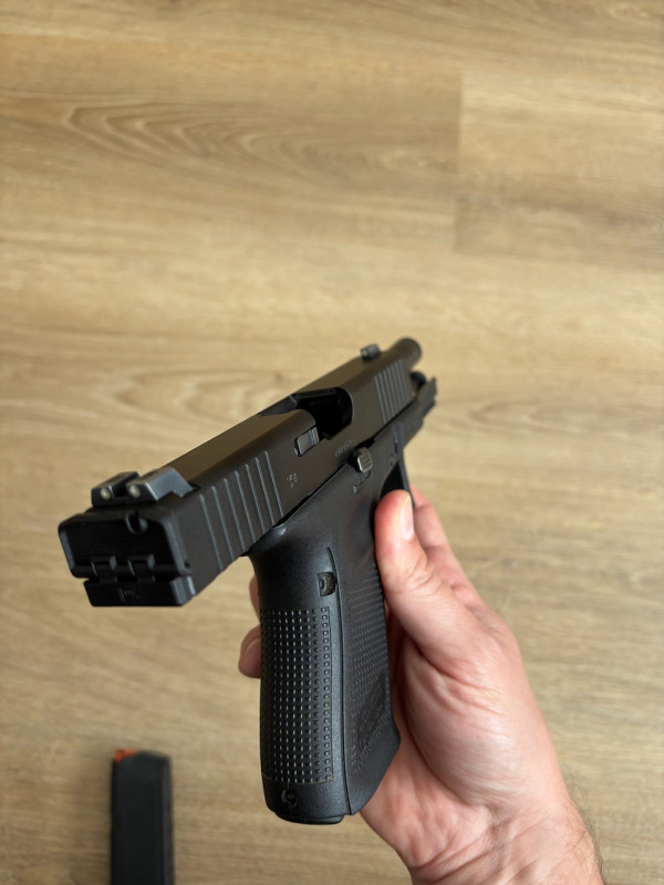Glock 19 Gen5 FS + příslušenství