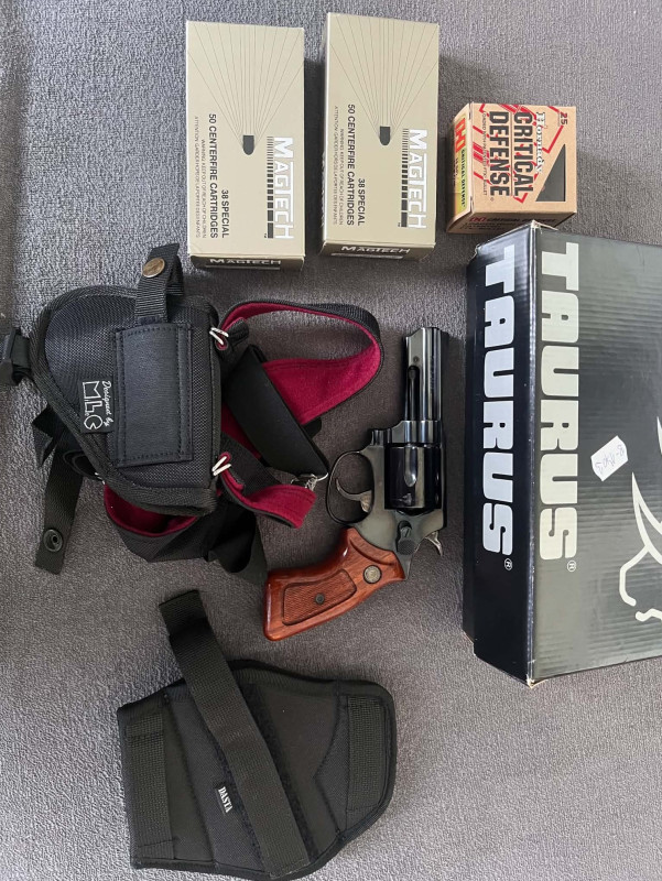 Revolver Taurus 85S třípalec .38 Spec + pěkné příslušenství
