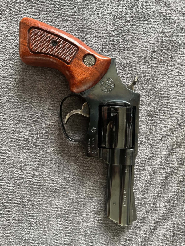 Revolver Taurus 85S třípalec .38 Spec + pěkné příslušenství