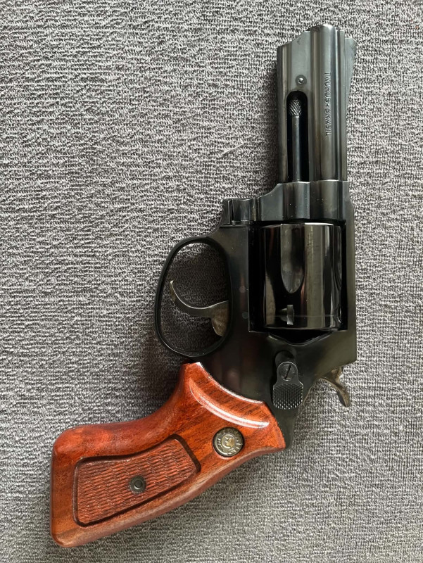 Revolver Taurus 85S třípalec .38 Spec + pěkné příslušenství