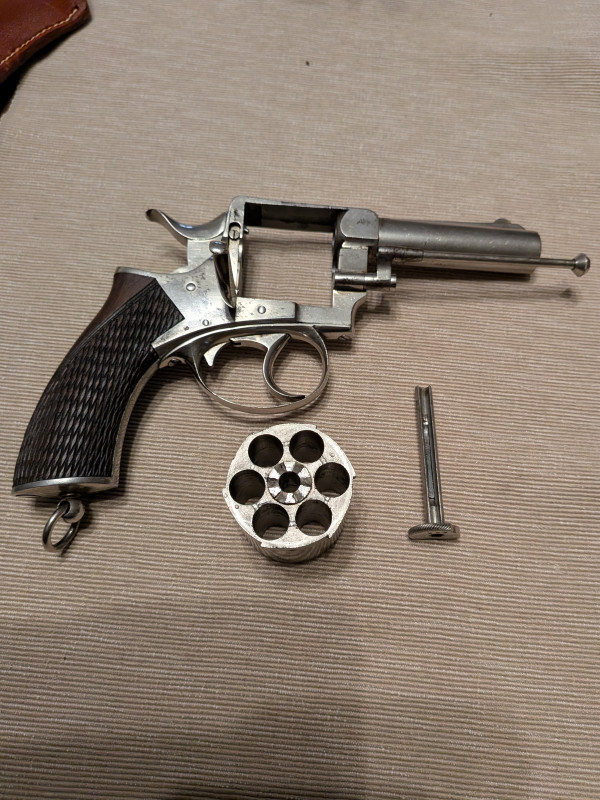 šestistranný revolver systému Webley RIC