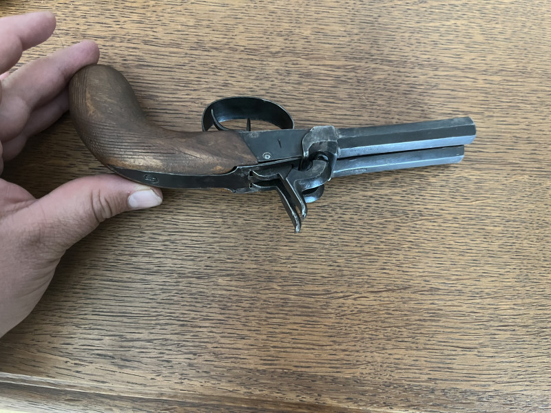 Predam historicku dvojhlavnovu pistol