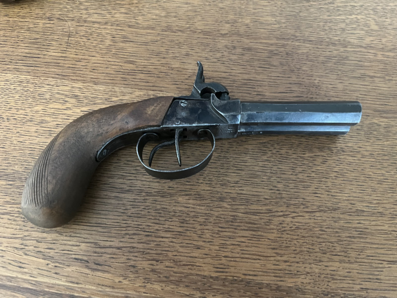 Predam historicku dvojhlavnovu pistol