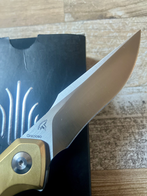Kizer Cutlery Grazioso Linerlock Brass. 