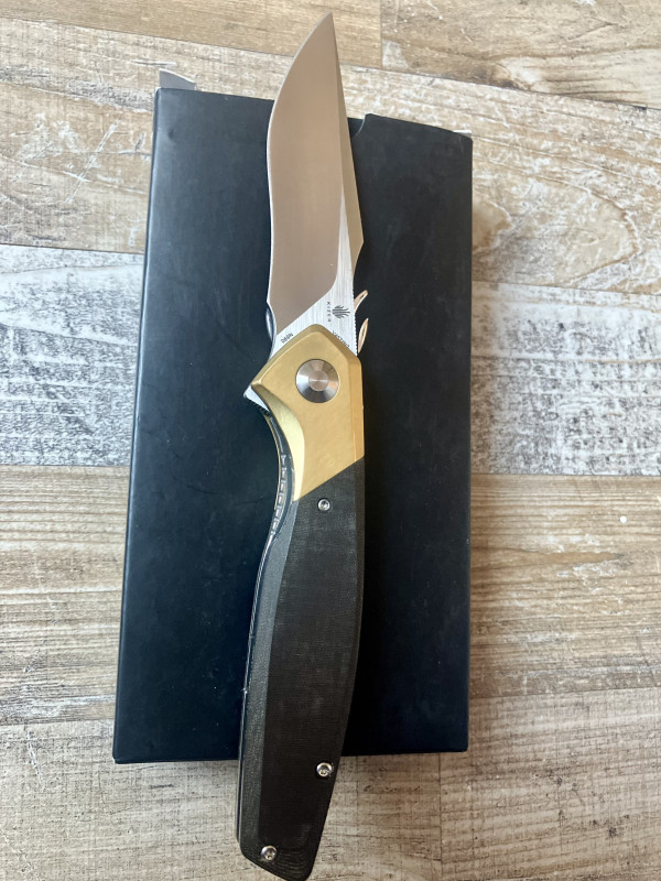 Kizer Cutlery Grazioso Linerlock Brass. 