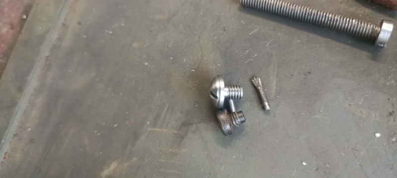 Mechanické opravy historických zbraní.