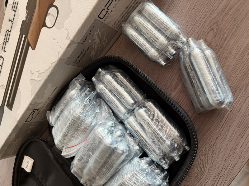 PRODÁMVzduchová pistole CO2 včetně zásoby bombiček