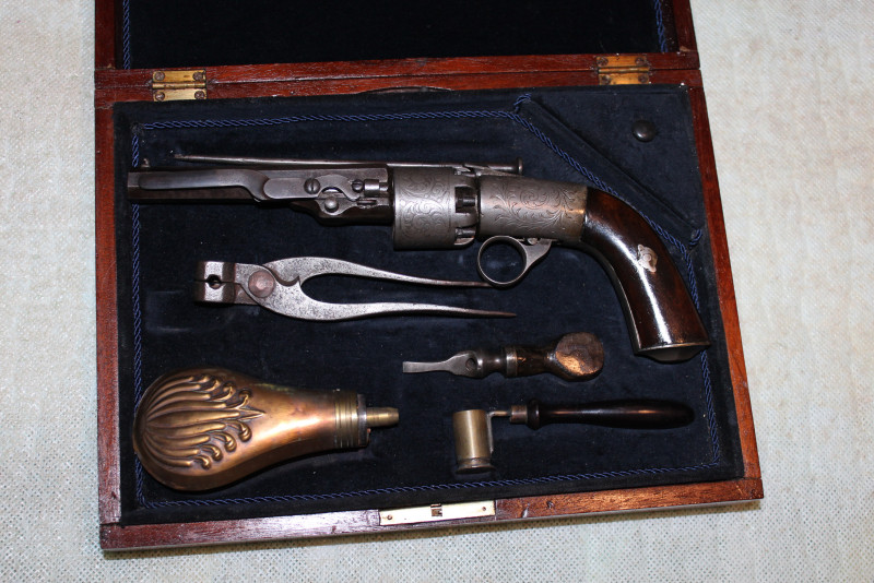 Prodám historický revolver v kazetě 
