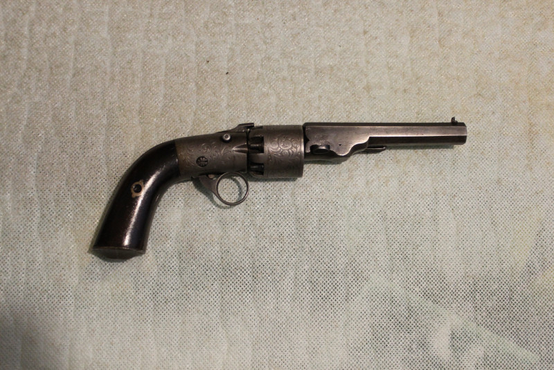 Prodám historický revolver v kazetě 