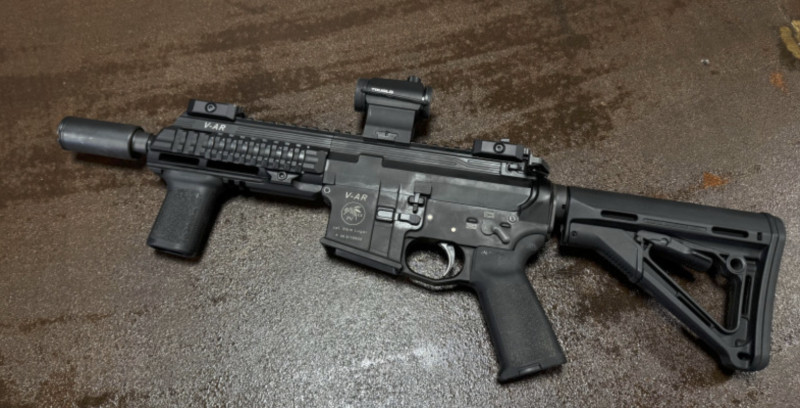 V-AR v 9 mm luger