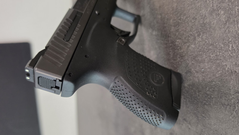 Prodám pistoli CZ P-10 M
