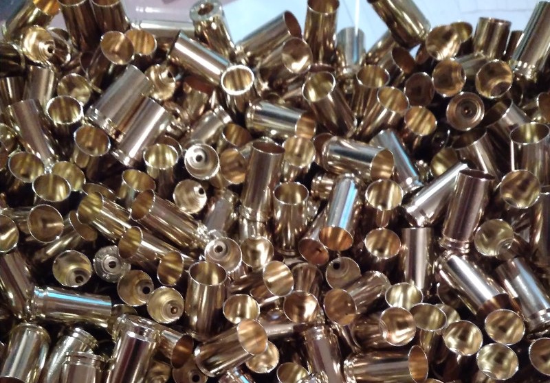 P : Nábojnice 9 mm Luger - k okamžitému přebíjení.