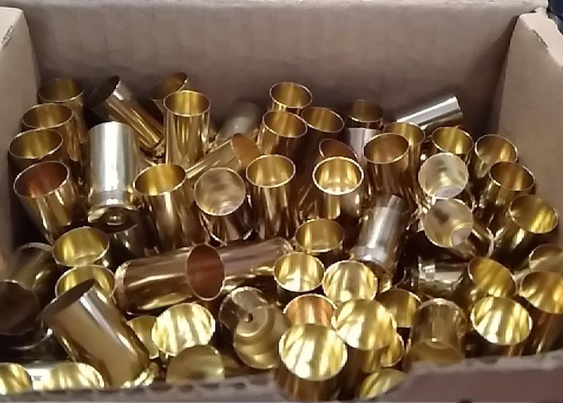 P : Nábojnice .45 ACP - k okamžitému přebíjení.