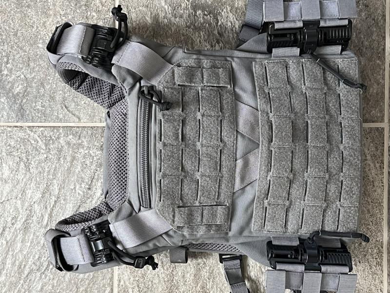 nosič plátů Agilite K19 wolf grey