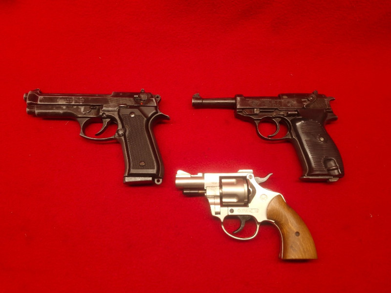 3x plynove pistole + revolver