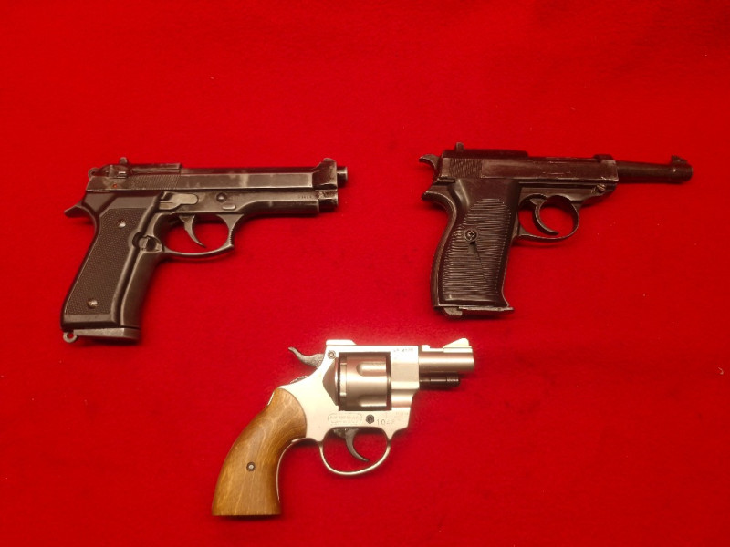3x plynove pistole + revolver