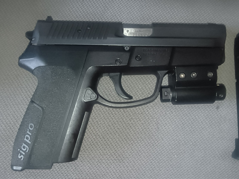 Prodám pistoli Sig Sauer 9 mm s laserem 
