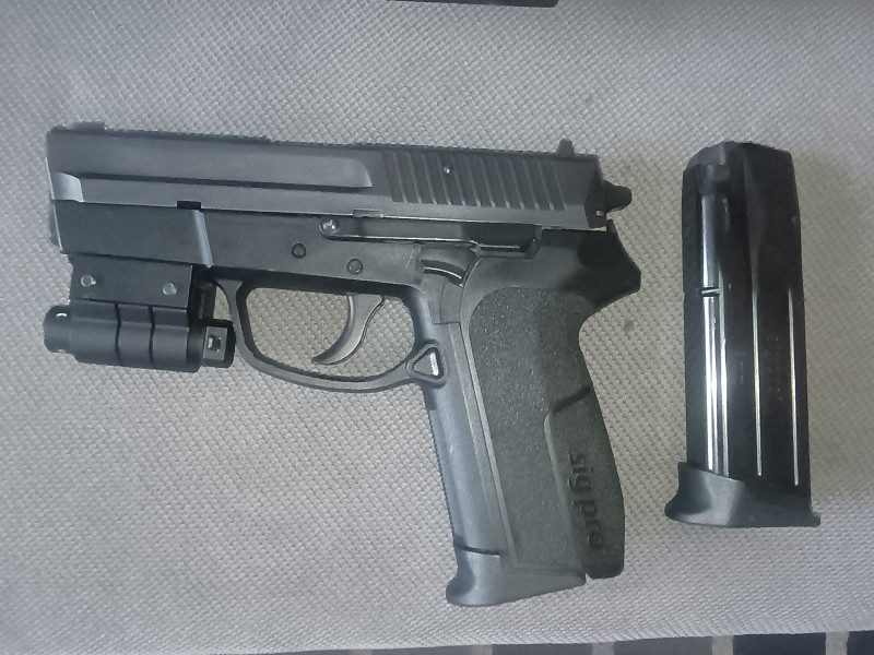 Prodám pistoli Sig Sauer 9 mm s laserem 