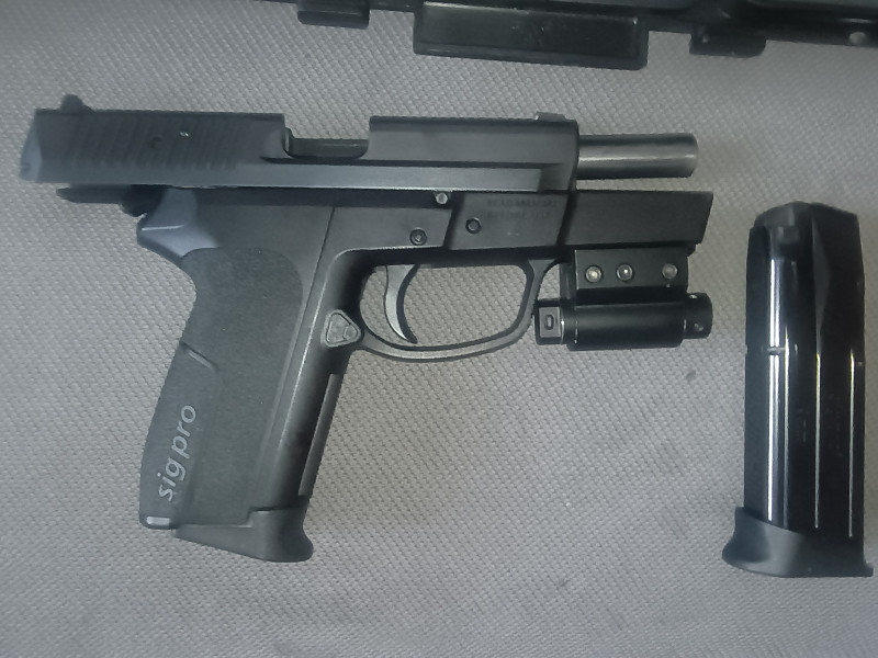 Prodám pistoli Sig Sauer 9 mm s laserem 