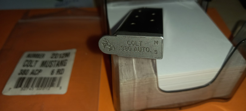 Colt Mustang .380 ACP - zásobník na 6 nábojů