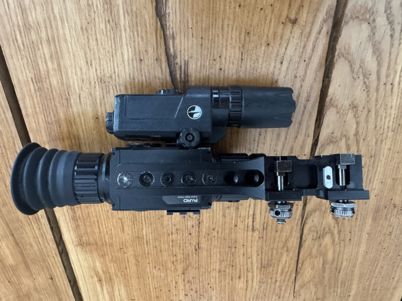 PARD NV008 +montáž na weaver lištu + IR přísvit PULSAR 940