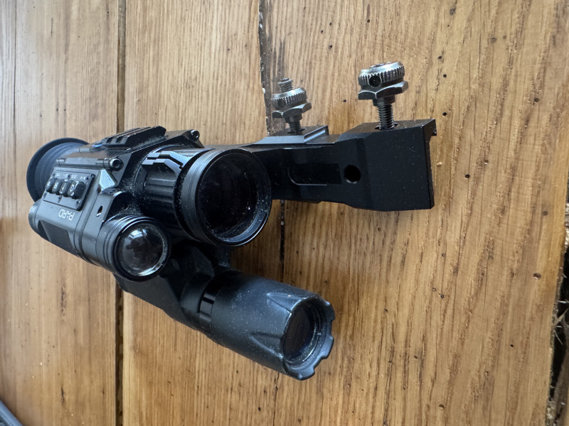 PARD NV008 +montáž na weaver lištu + IR přísvit PULSAR 940