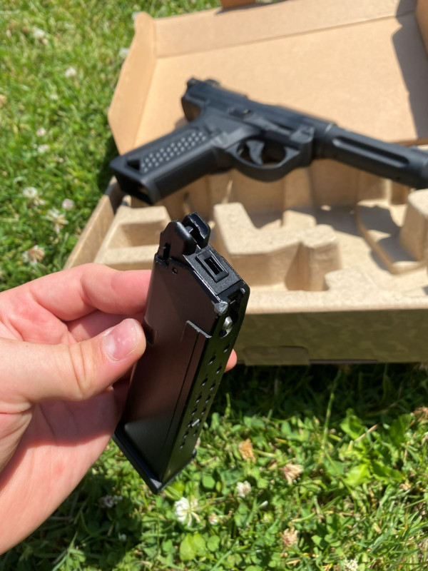 Prodám airsoft pistoli AAP-01