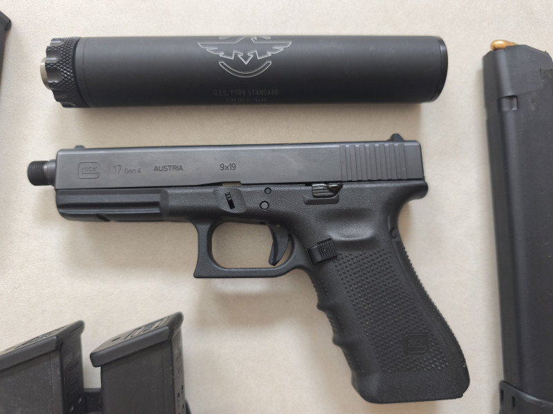 Glock 17 + tlumič + 9x zásobník 