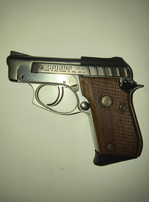 Taurus PT22 (ráže .22 LR), vč. příslušenství a 400ks nábojů