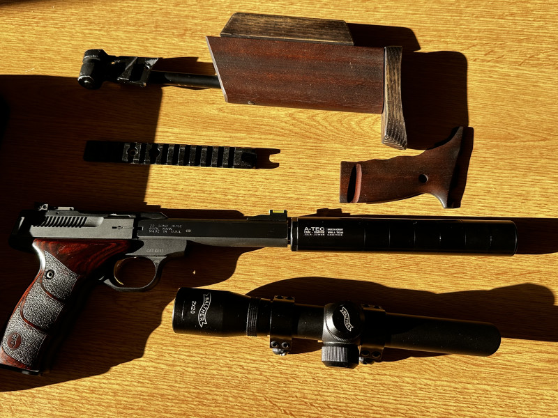 Vyměním  Browning Buck Mark s tlumičem, pažbou a optikou