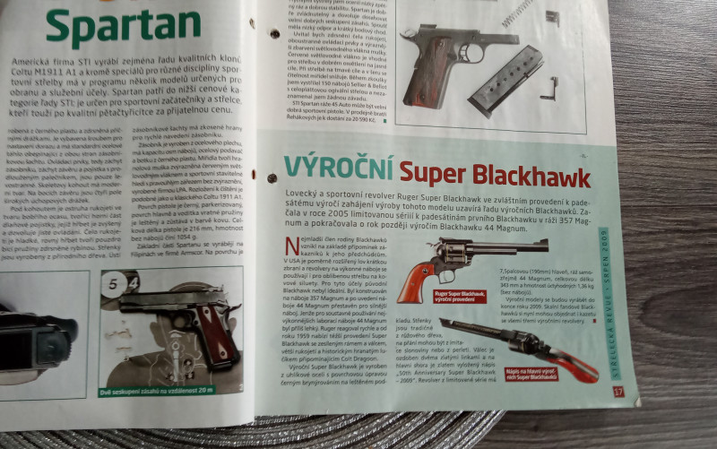 Výroční revolver Ruger Super Blackhawk 2009.
