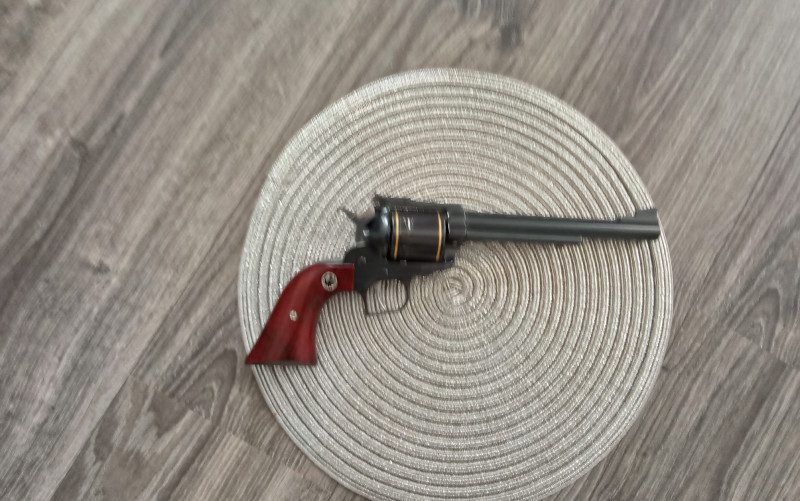 Výroční revolver Ruger Super Blackhawk 2009.